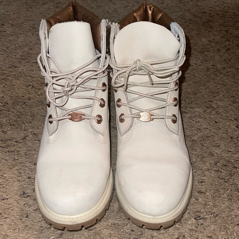 Women’s size 8 timberlands. Lightly worn. Rose gold accents.